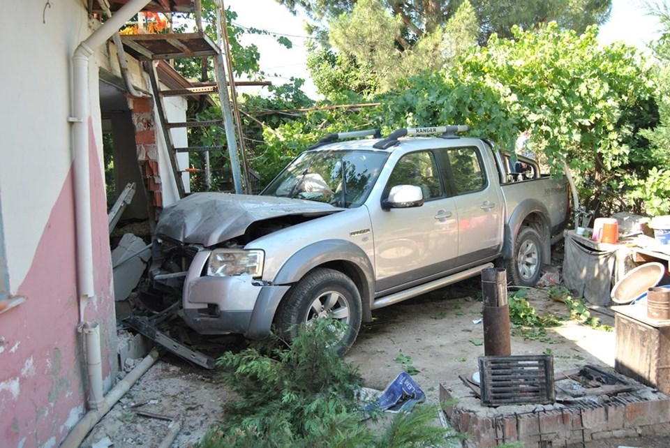 İzmir'de kamyonet evin bahçesine girdi: 1 ölü - 1