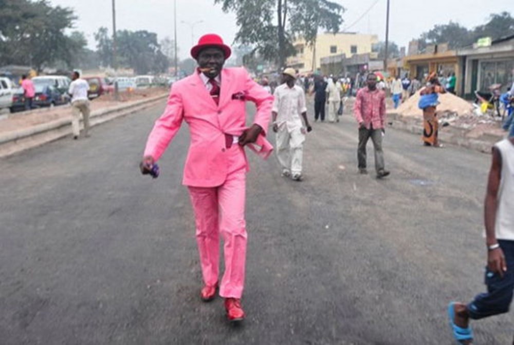 Негр идет в розовых штанах мем