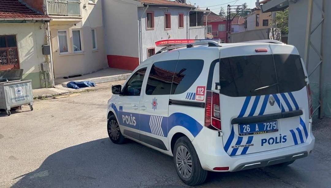 Eskişehir'de şüpheli ölüm: Yaşadığı evin önünde ölü bulundu
