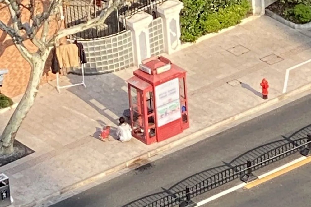 Şanghay’da karantina sırasında mahsur kalan kadın bir ay boyunca köpeğiyle telefon kulübesinde yaşadı - 3