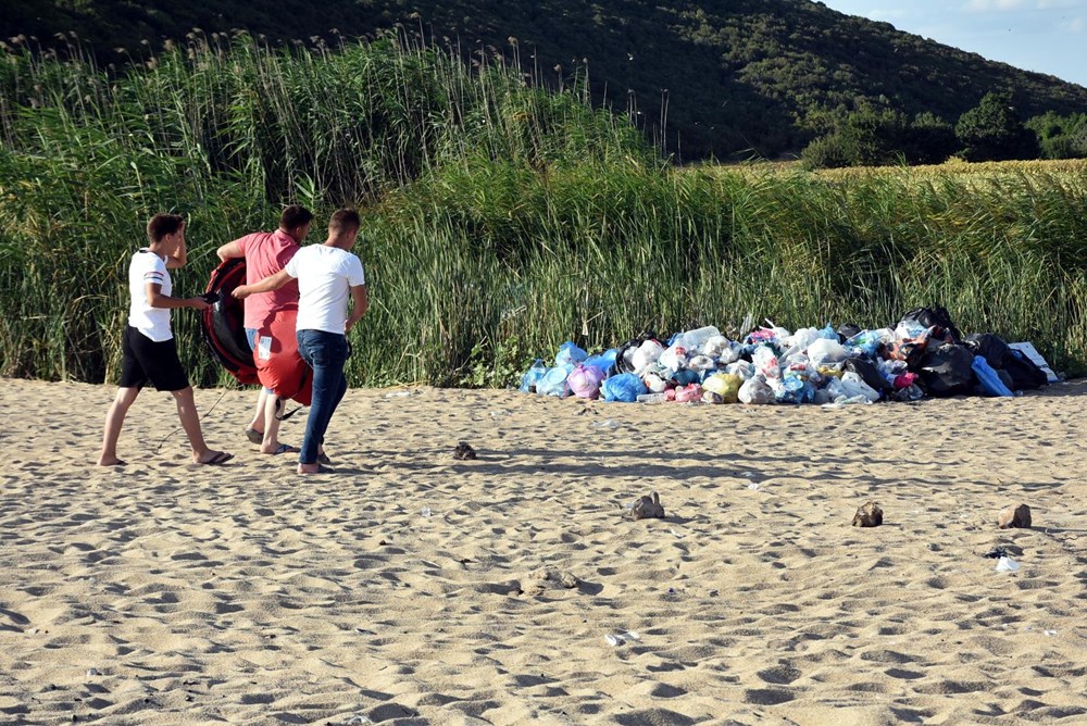 İtalyan koyu, tatilcilerin atıklarıyla çöplüğe döndü - 16
