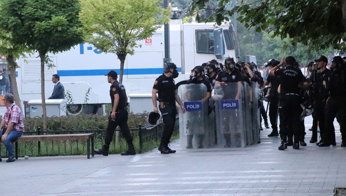 Birçok ilde gösteri yürüyüşü ve açık hava toplantıları yasaklandı