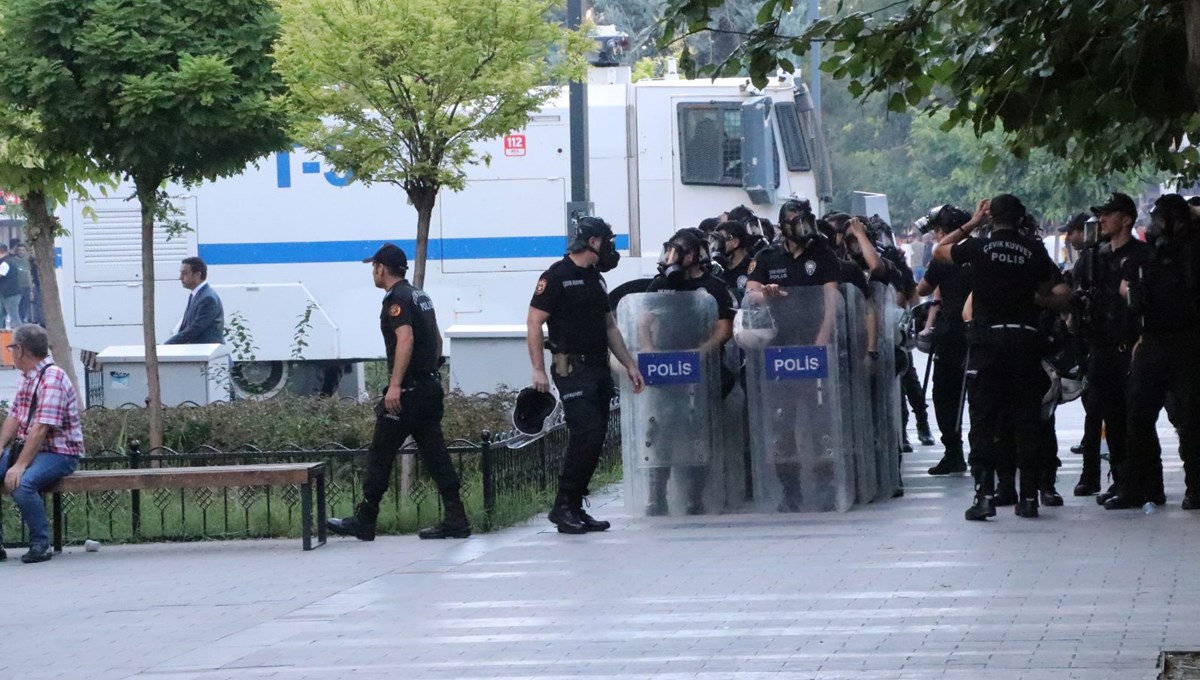 Birçok ilde gösteri yürüyüşü ve açık hava toplantıları yasaklandı Birçok ilde gösteri yürüyüşü ve açık hava toplantıları yasaklandı