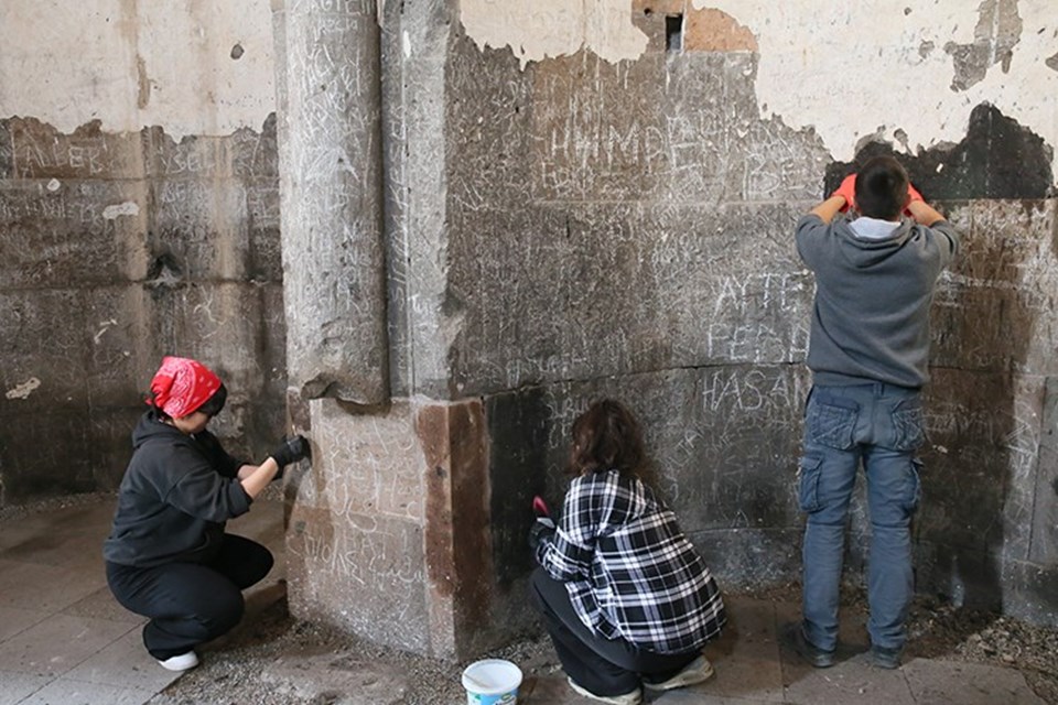 Ani Ören Yeri'ndeki Abughamrents Kilisesi'nin duvarlarında kirlilik oluşturan yazılar siliniyor - 1