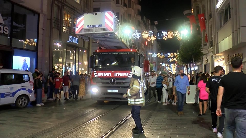 Beyoğlu İstiklal Caddesi'nde otel yangını - 1