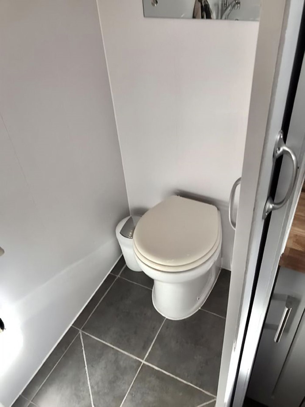 Her gittikleri yerde konaklama ücreti ödemekten bıkınca kendi taşınabilir evlerini yaptılar - 19