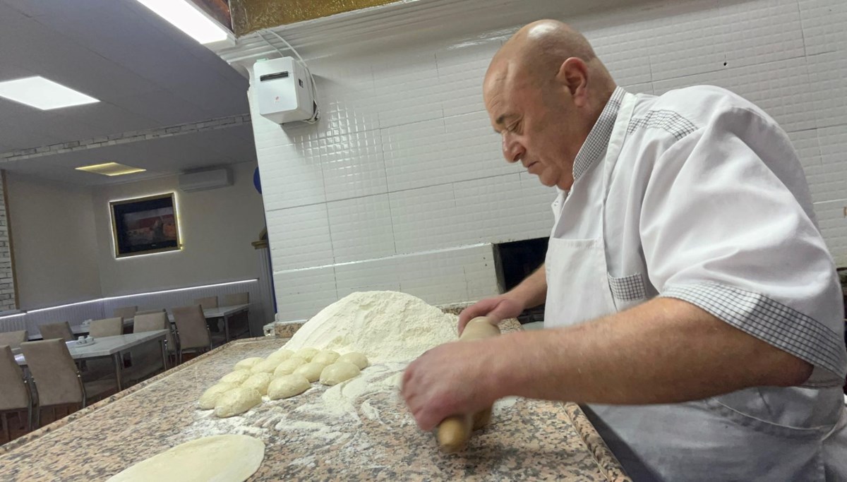 Gaziantepli Muhittin Usta 35 yıldır baba mesleğini sürdürüyor: 2010'dan beri eleman yetiştiremedim Gaziantepli Muhittin Usta 35 yıldır baba mesleğini sürdürüyor: 2010'dan beri eleman yetiştiremedim