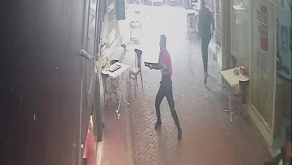 Dönerci dükkanına pompalı tüfekle saldırı kamerada