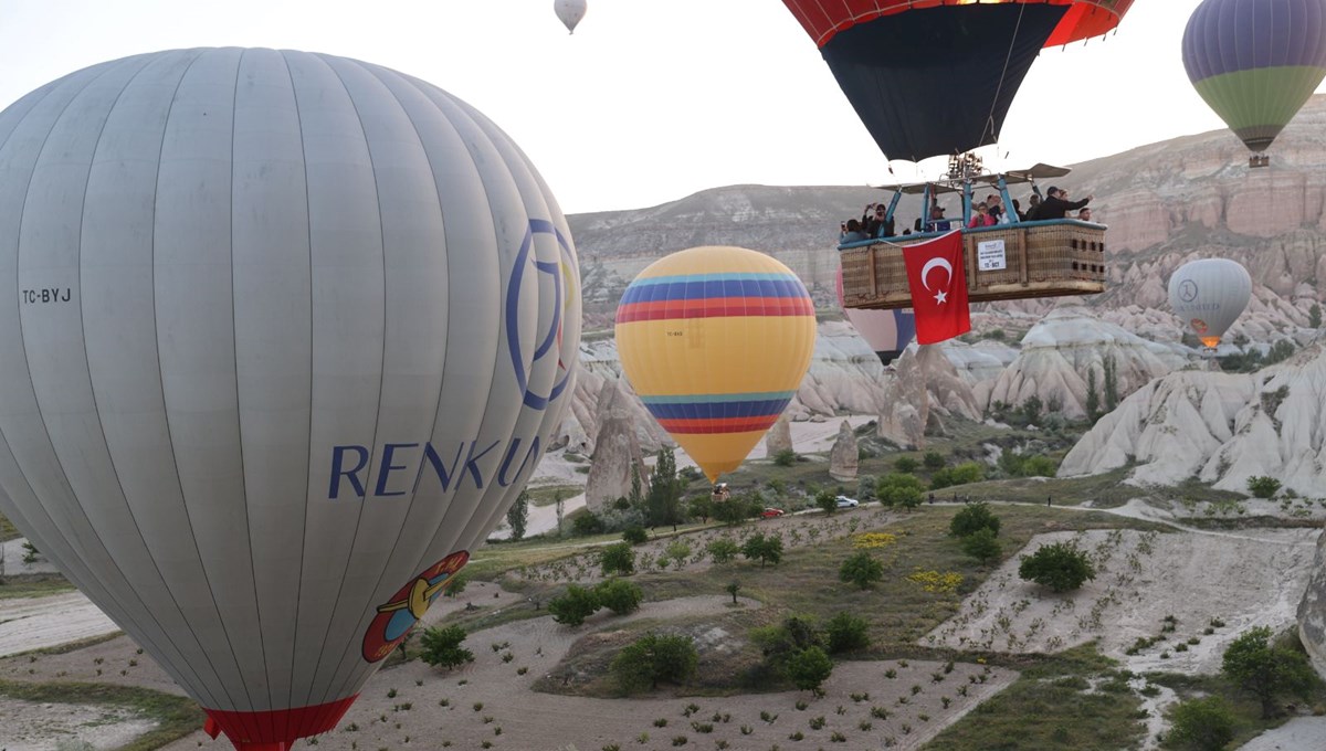 Kapadokya'da balonlar Türk bayraklarıyla uçtu