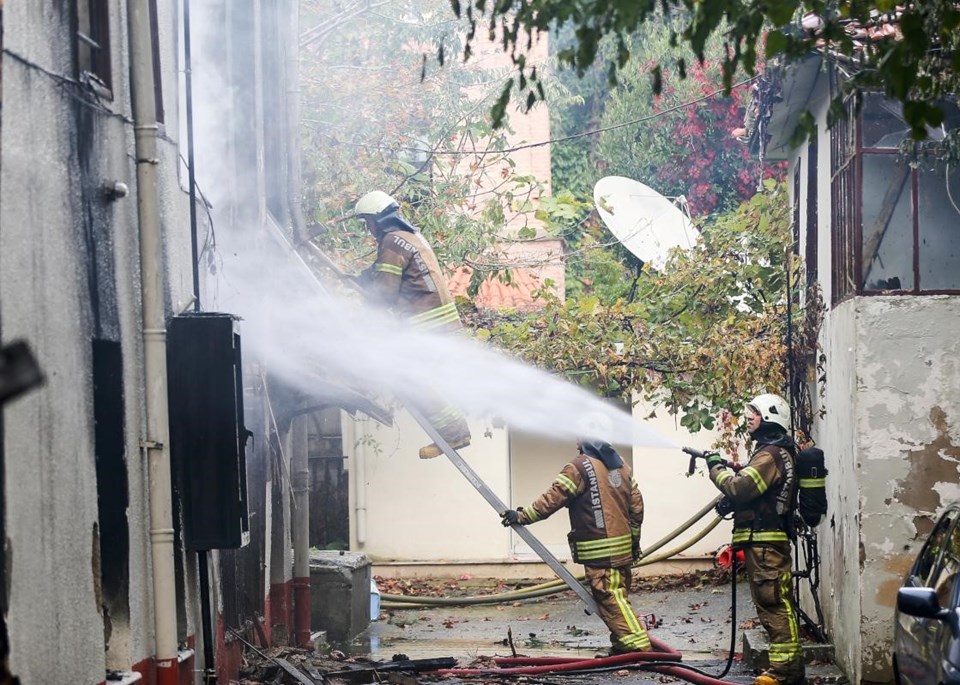 Tarihi Vaniköy Camii’nde çıkan yangın söndürüldü - 1