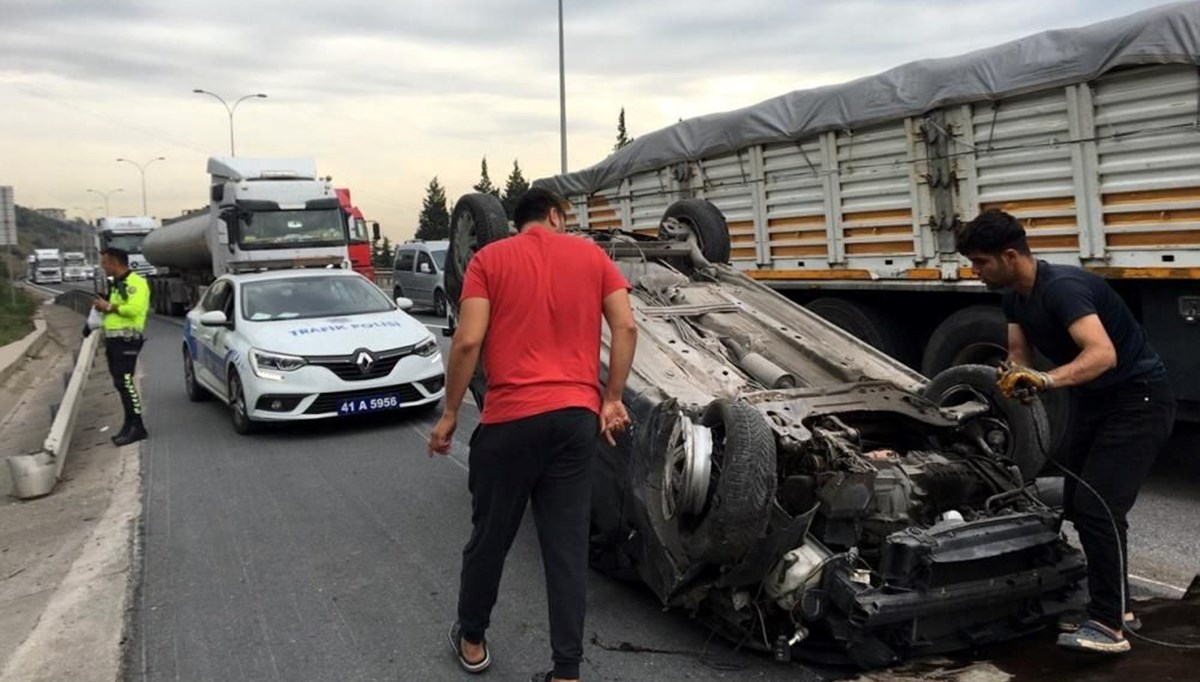 TEM’de kontrolden çıkan araç takla attı: 3 yaralı TEM’de kontrolden çıkan araç takla attı: 3 yaralı