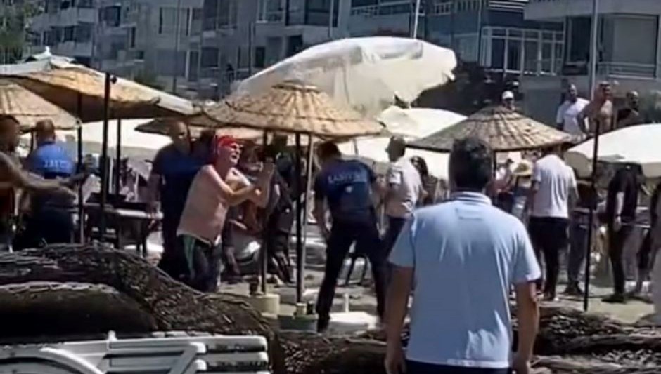 Halk plajında şezlong kavgası