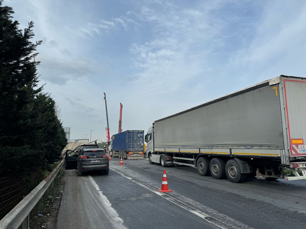 Anadolu Otoyolu’nda TIR devrildi: İstanbul yönünde kontrollü ulaşım tek şeride düştü - 5