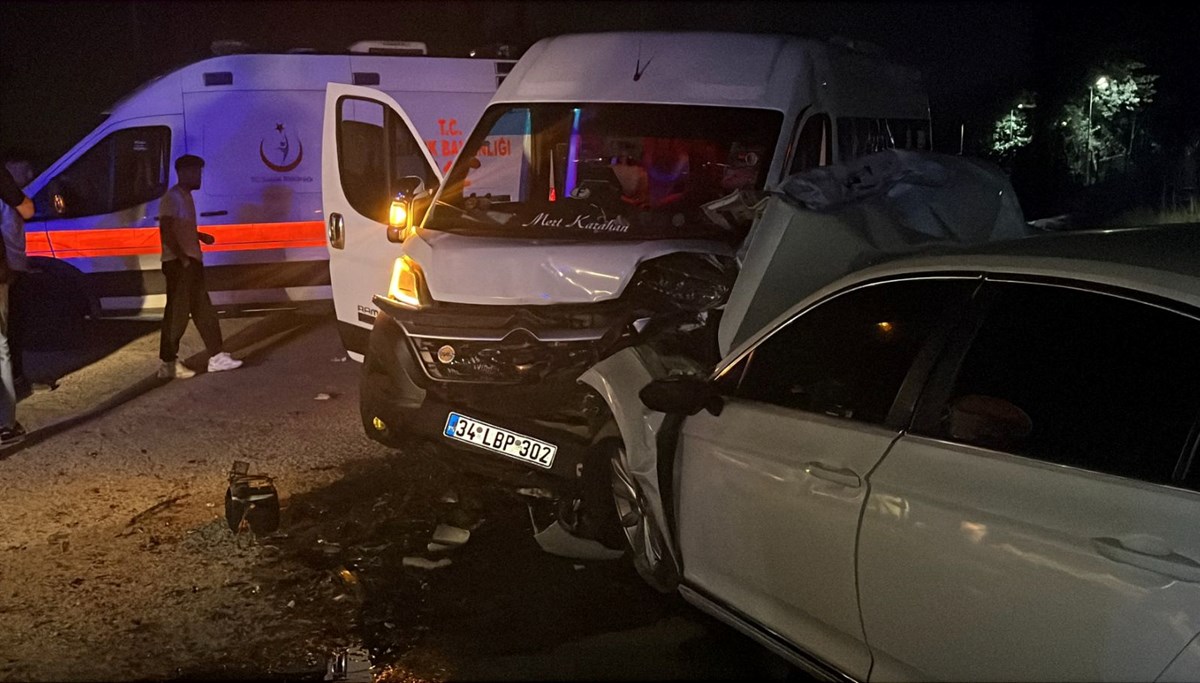 Servis minibüsü ile otomobil çarpıştı: 10 yaralı
