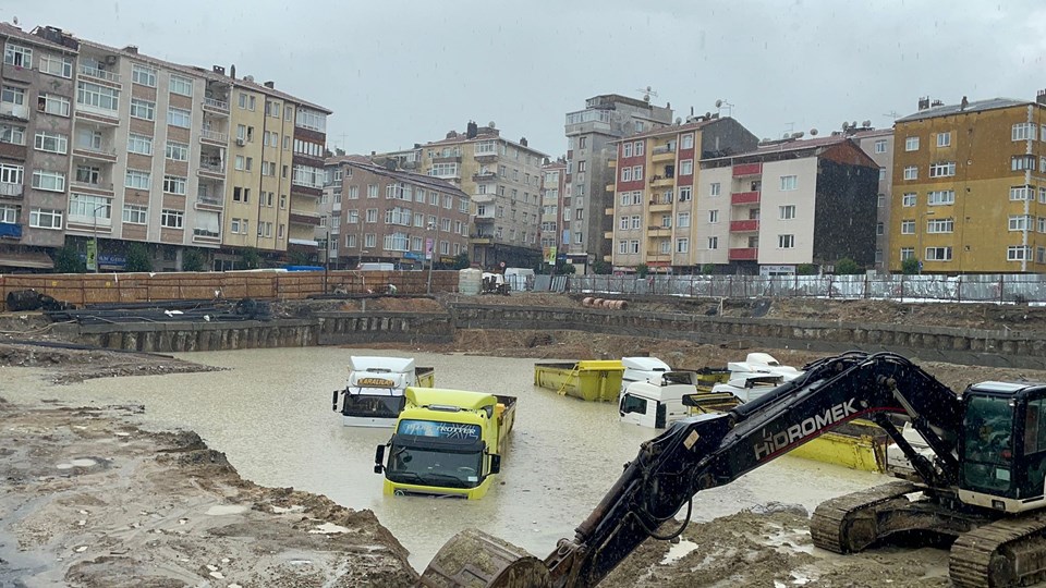 İstanbul'u sağanak vurdu: Ayazağa'da istinat duvarı çöken binaya tahliye - 3