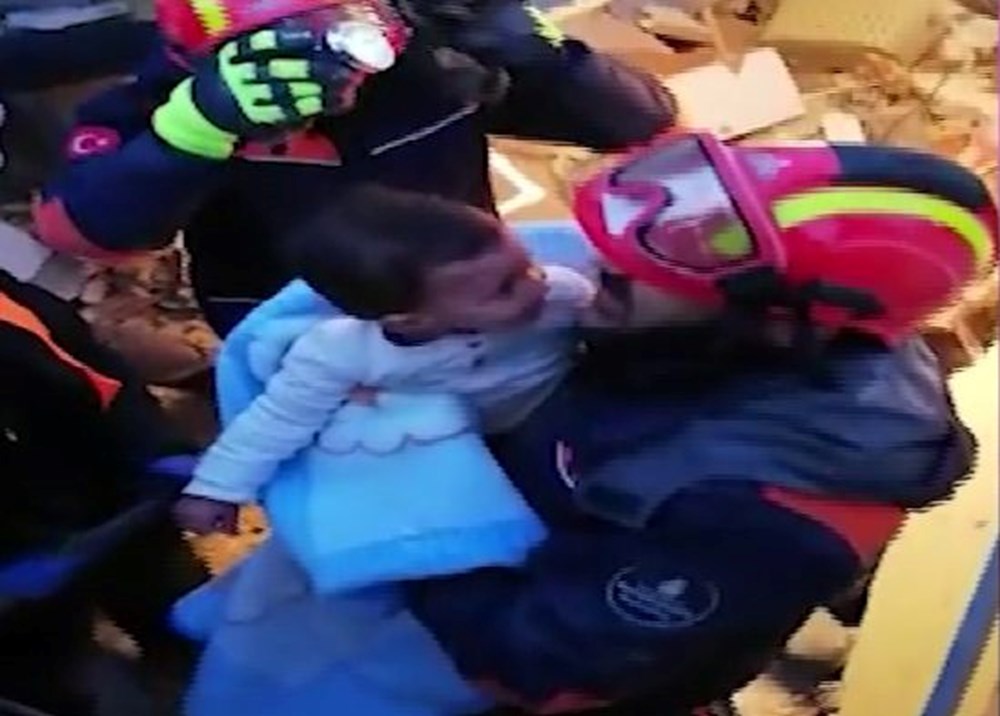 Enkaz altındakiler için zamana karşı yarış - 8