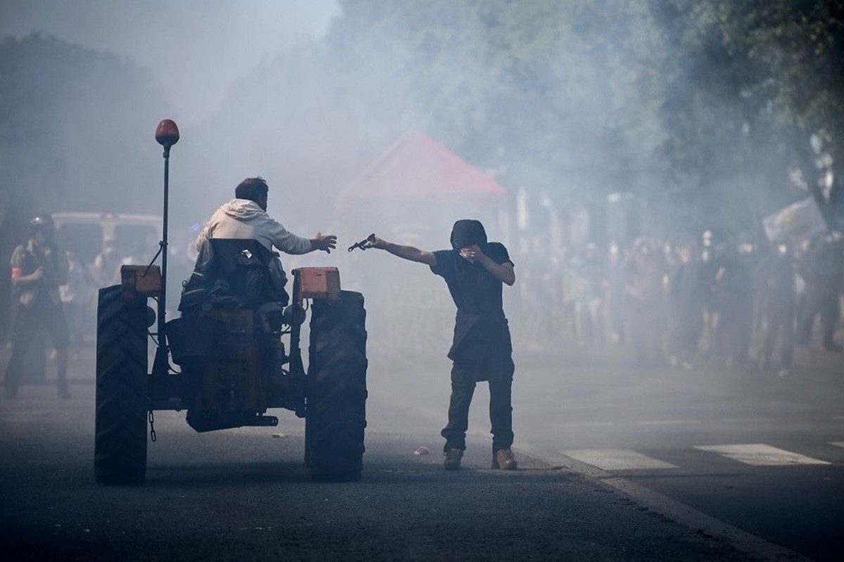 Fransa'da tarım protestolarına polisten göz yaşartıcı gazla müdahale