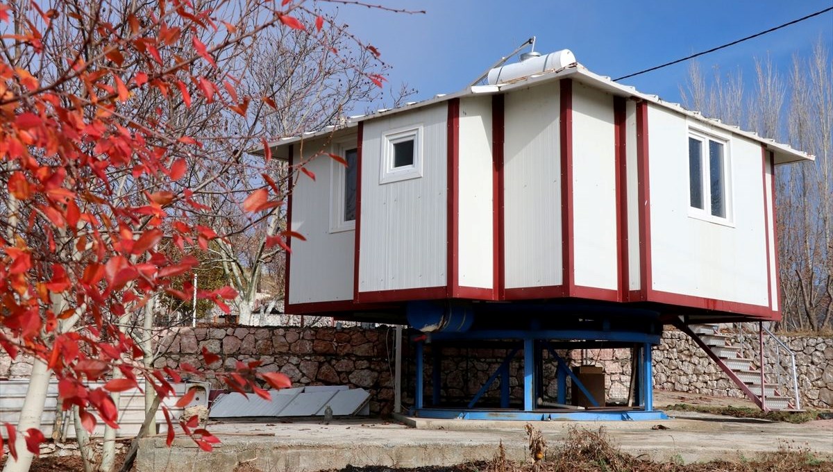 Eşi karavana destek vermeyince dönen ev yaptı