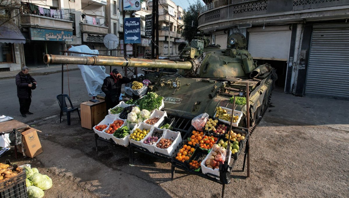 Suriyeli esnaf Esad'ın tanklarını manav tezgahına çevirdi Suriyeli esnaf Esad'ın tanklarını manav tezgahına çevirdi