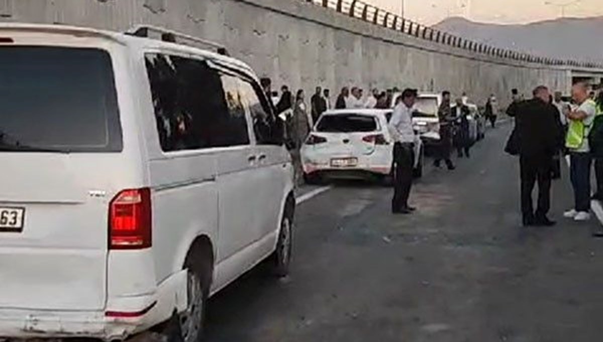 Düğün konvoyunda 8 araç birbirine girdi: Yaralılar var Düğün konvoyunda 8 araç birbirine girdi: Yaralılar var