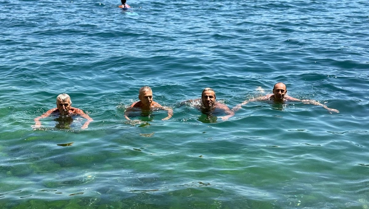 Sıcaktan bunalanlar sahile akın etti