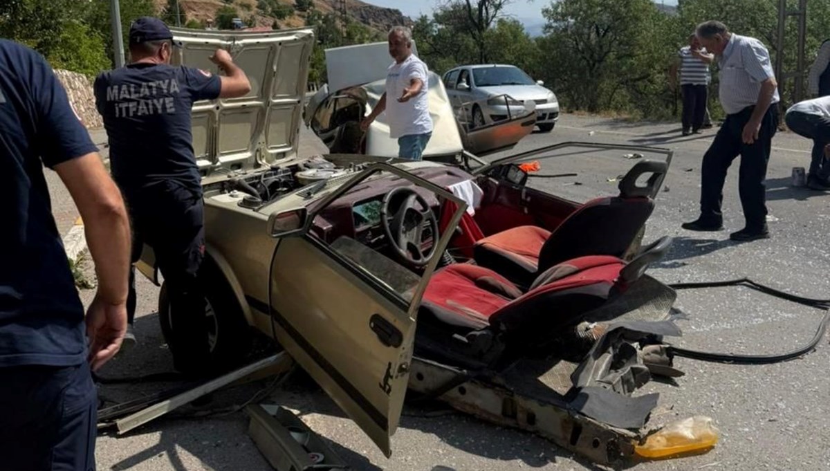 Direğe çarpan araba ikiye bölündü Direğe çarpan araba ikiye bölündü
