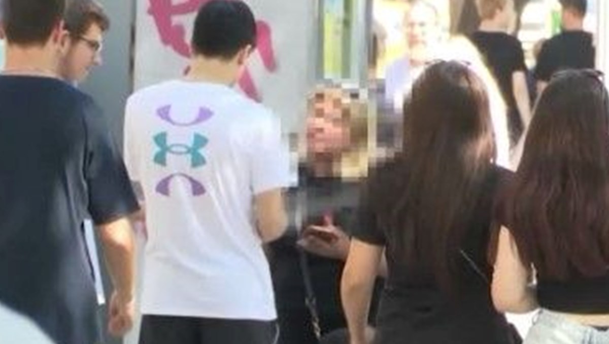 Kadıköy'de bayrak satma bahanesiyle gasp Kadıköy'de bayrak satma bahanesiyle gasp