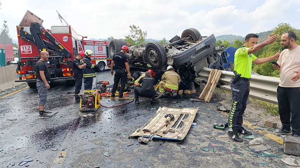 Bolu Dağı’nda korkunç kaza | Kum yüklü TIR karşı şeridegeçti: 3 ölü, 1 ağır yaralı - 3