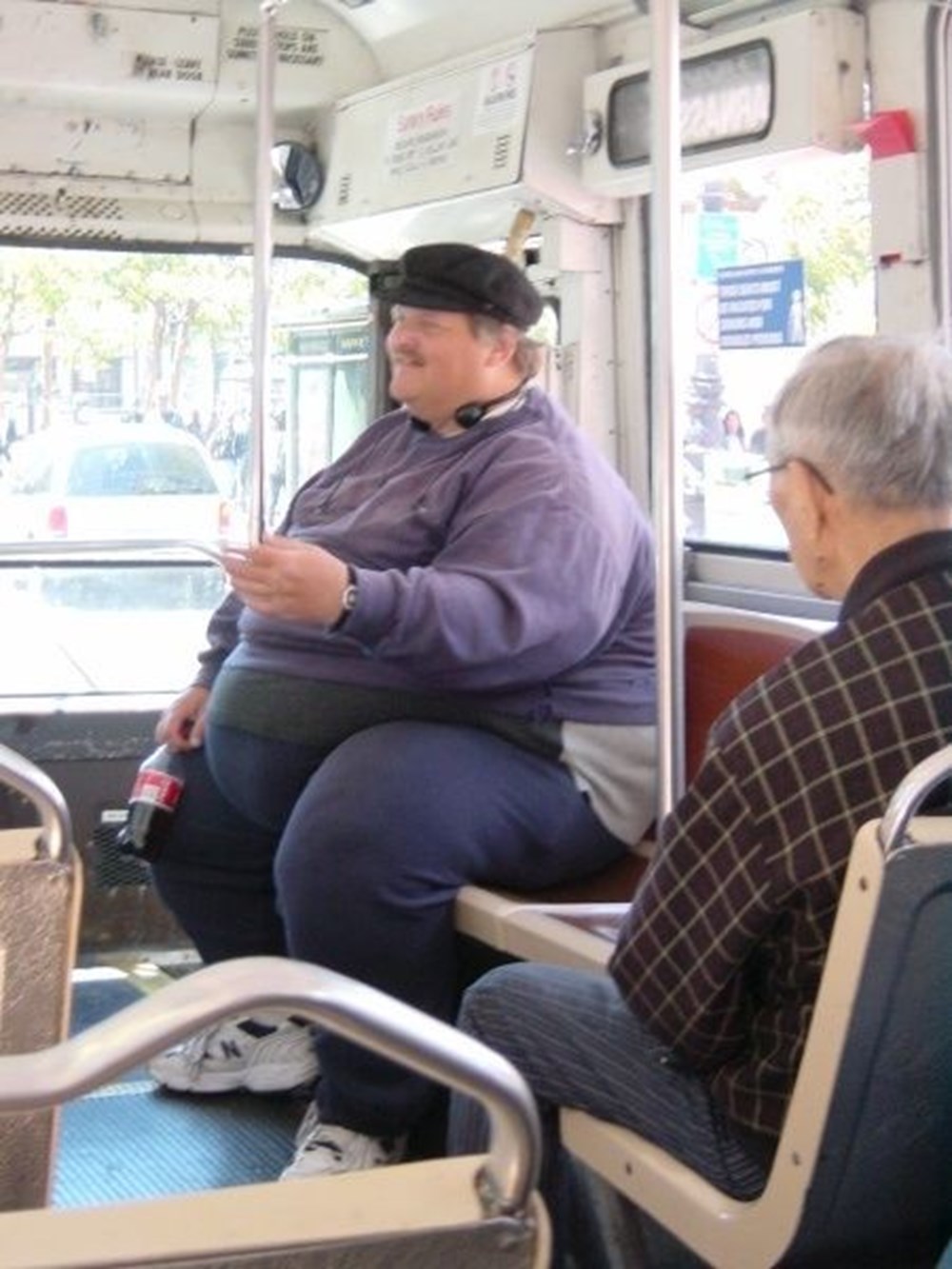 Тетка в автобусе. Человек сидит в автобусе. Мужчина в автобусе. Автобус.