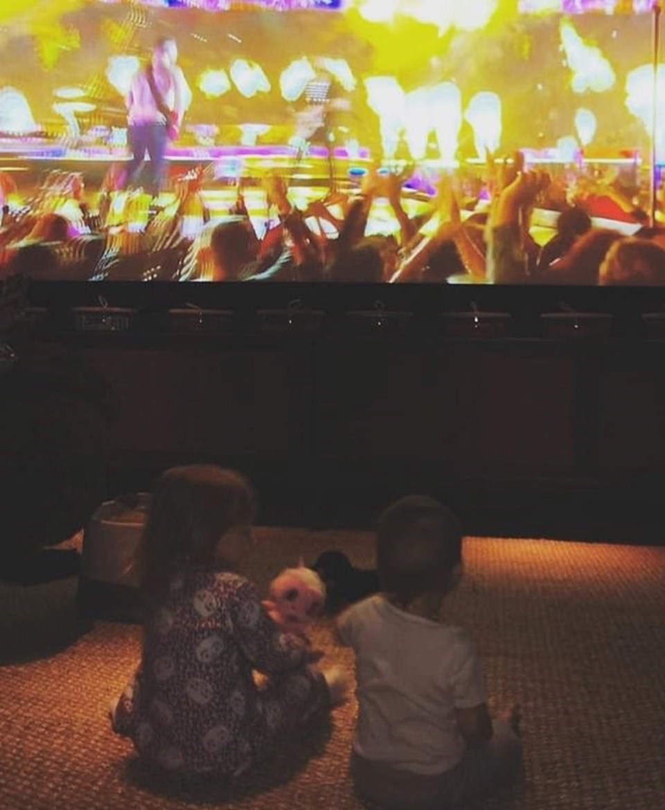 Behati Prinsloo ve çocuklarından eşine Super Bowl desteği - 1