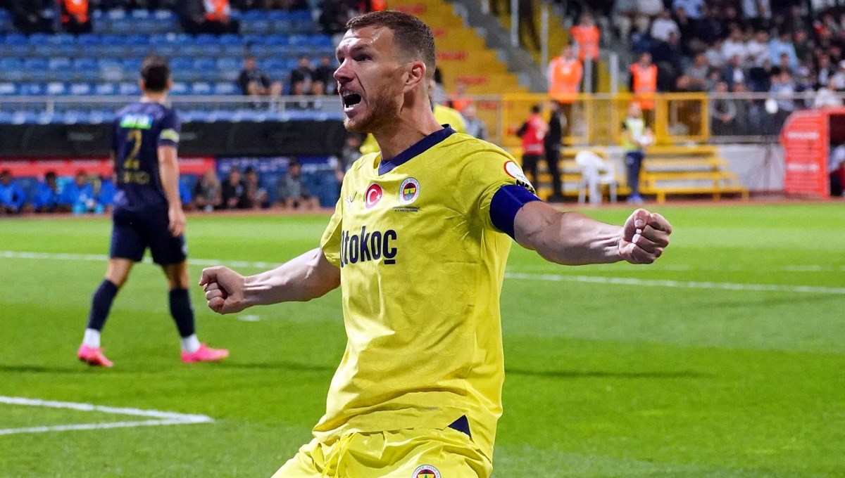 Edin Dzeko gençlere taş çıkartıyor