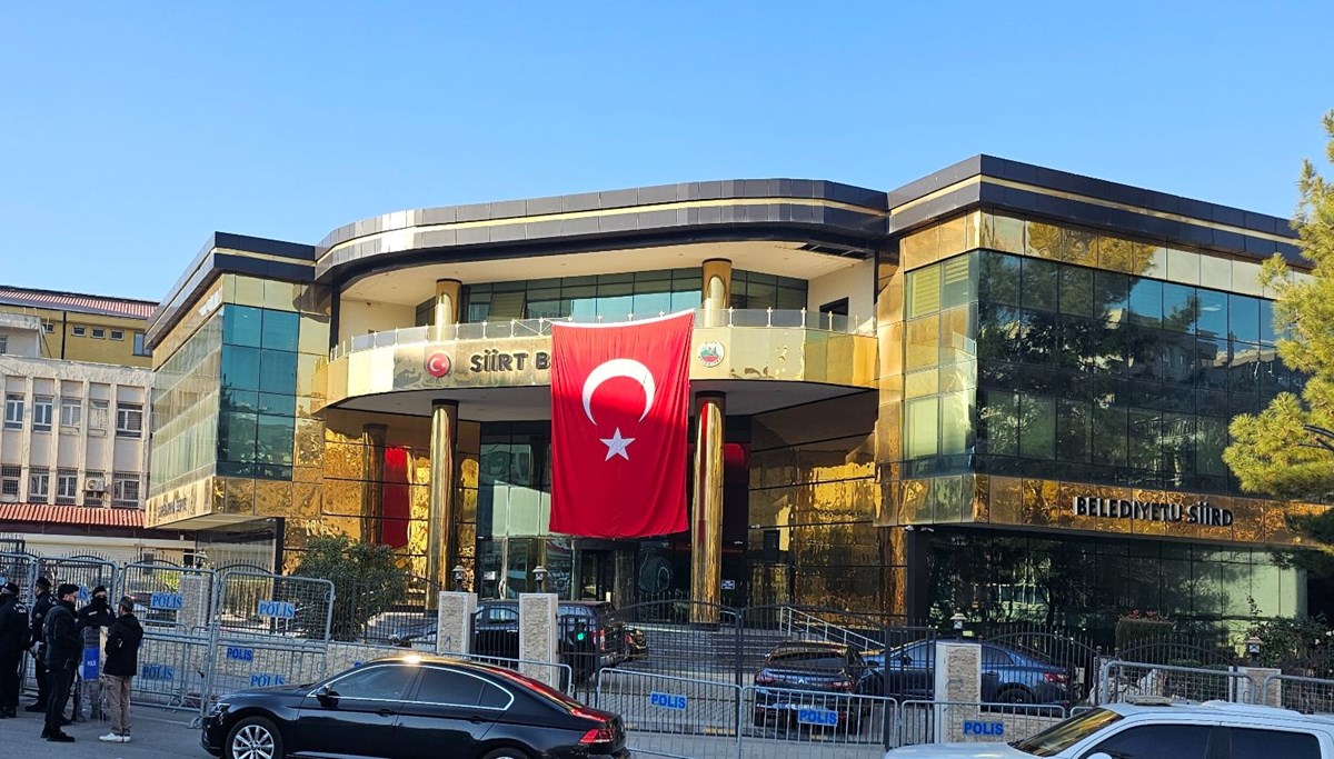 Siirt Belediyesi'nde usulsüz işe alındığı belirlenen 35 kişi işten çıkarıldı Siirt Belediyesi'nde usulsüz işe alındığı belirlenen 35 kişi işten çıkarıldı