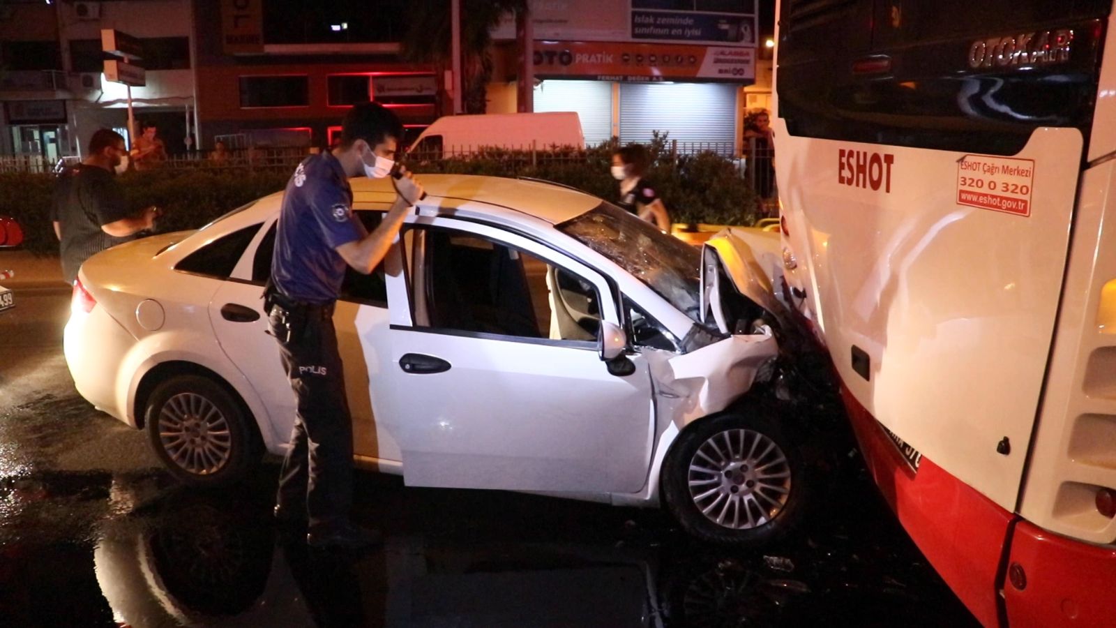 İzmir'de otomobil belediye otobüsüne çarptı: 4 yaralı - Vimarsana News