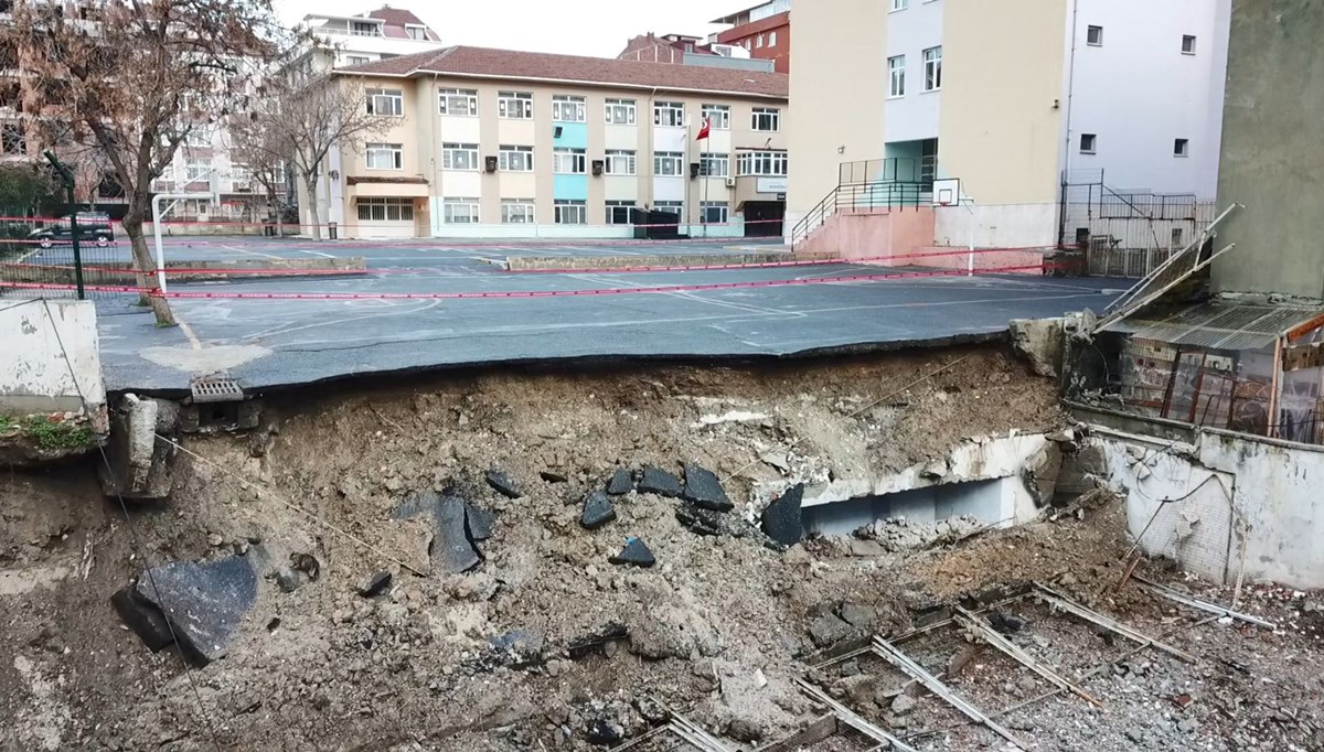 İstanbul'da bir okulun bahçe duvarı çöktü