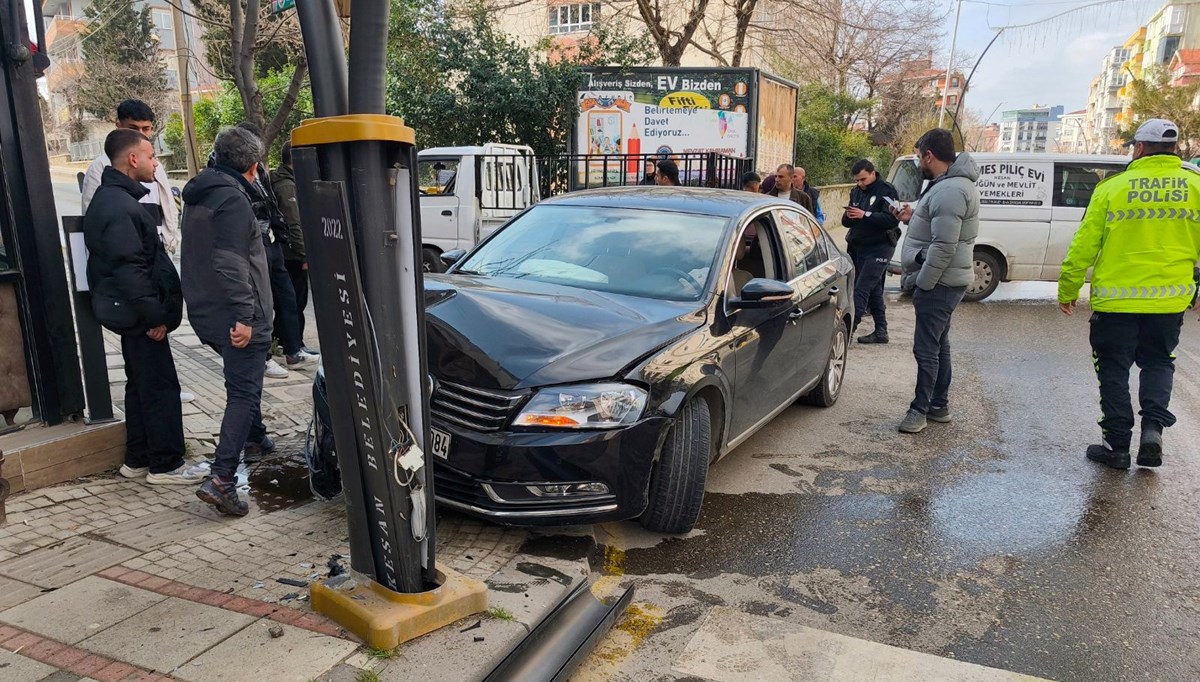 Aydınlatma direğine çarpan otomobilin sürücüsü yaralandı