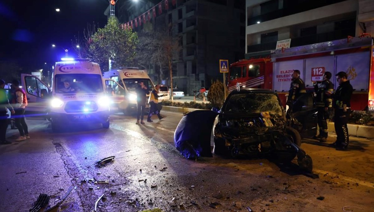 Elazığ’da kaza | Ortalık savaş alanına döndü: 5 yaralı