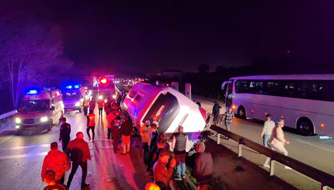 Bursa’da öğrencileri taşıyan tur otobüsü devrildi: 3 ölü, 44 yaralı