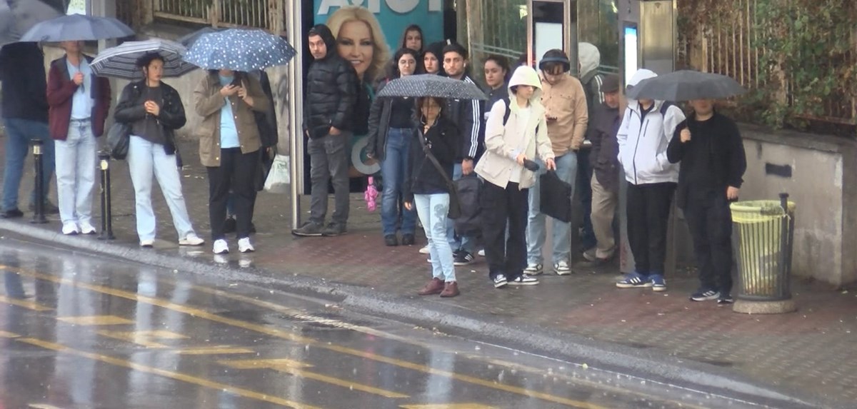 Yağış nedeniyle otobüs duraklarında da yoğunluk oluştu.