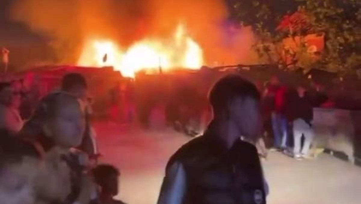Tek katlı evde yangın çıktı: Mahalleli sokağa döküldü Tek katlı evde yangın çıktı: Mahalleli sokağa döküldü