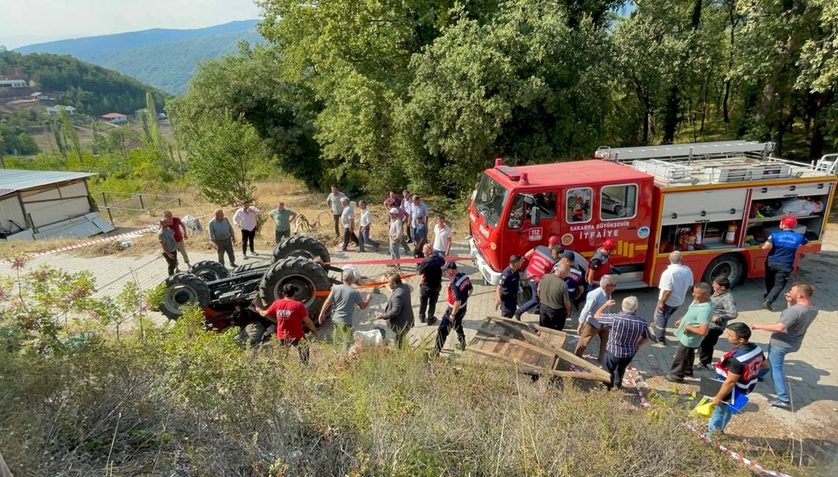 Sakarya'da traktör devrildi: 2 ölü