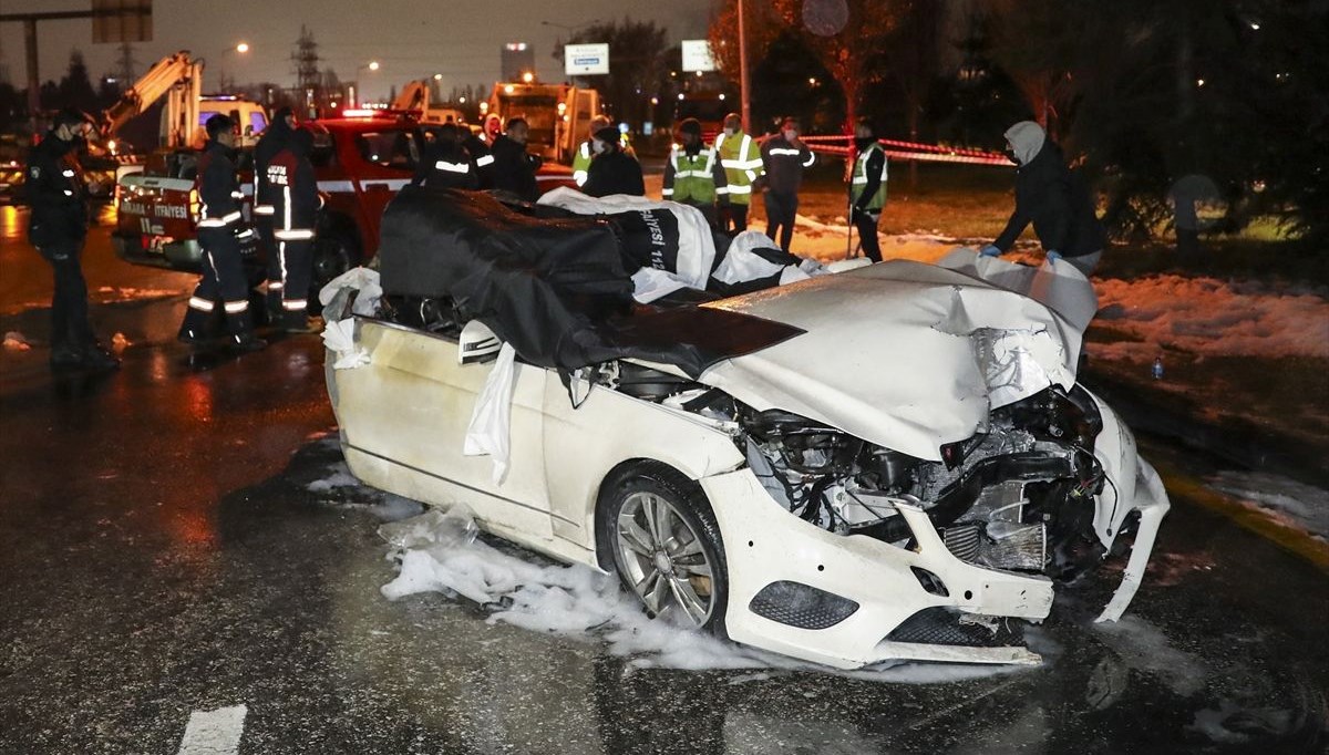 Ankara'da direğe çarptıktan sonra yanan otomobilin sürücüsü öldü