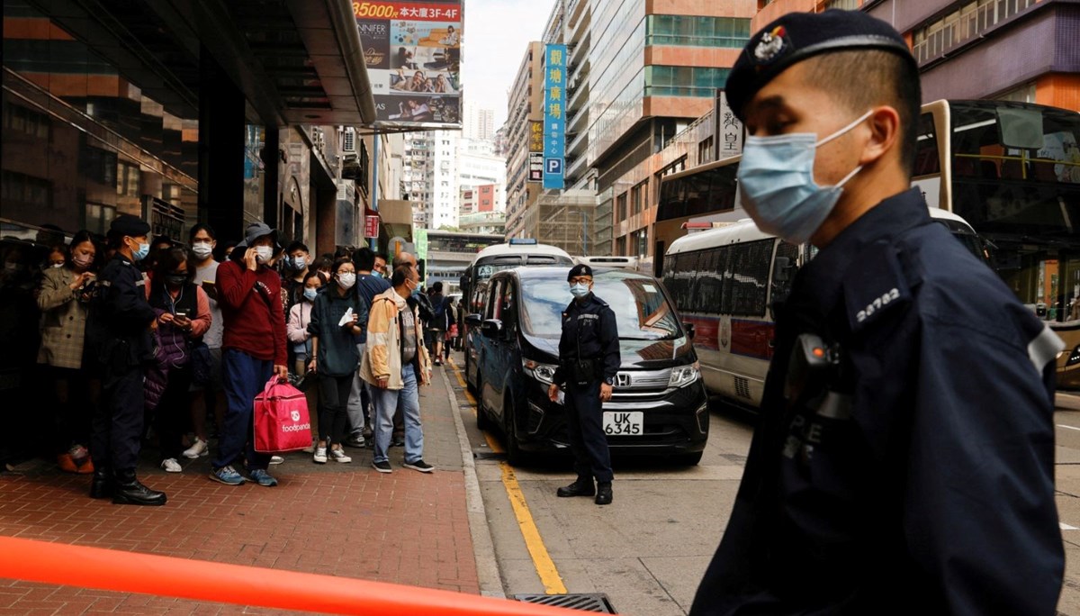 Hong Kong'da muhalif haber kuruluşuna polis baskını