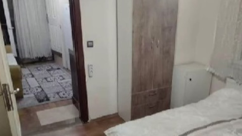 Bir gizli kamera rezaleti daha: Aparttaki prizin içinden kamera çıktı - 2