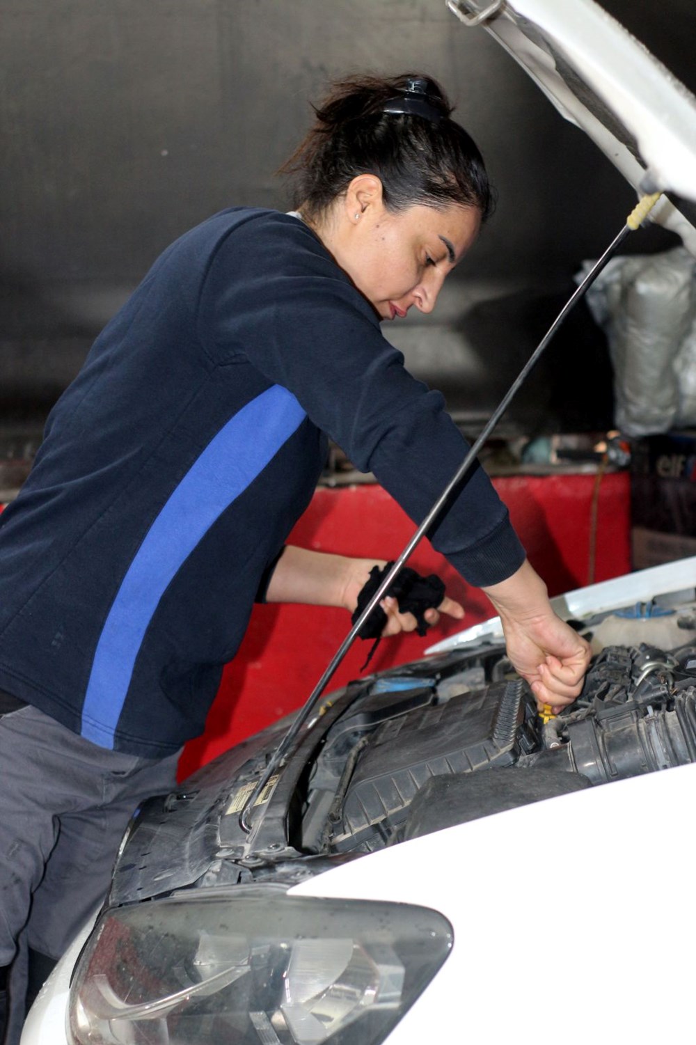 Denizleri Bırakıp Yağlı Ellere: Döndü Kaptan'dan Oto Tamirci Anneye Dönüşüm Hikayesi 78