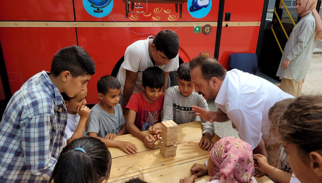 Gezici Kütüphane mevsimlik tarım işçilerinin çocuklarını kitap ve etkinliklerle buluşturdu