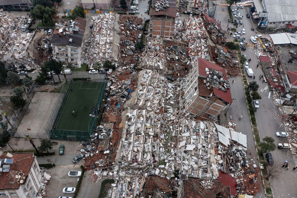 Deprem bölgesinden çarpıcı fotoğraflar: Binalar yerle bir oldu! - 3
