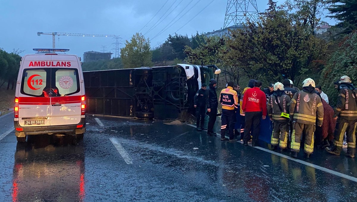 Bayrampaşa'da yolcu otobüsü devrildi: İki kişi öldü, 15 kişi yaralandı