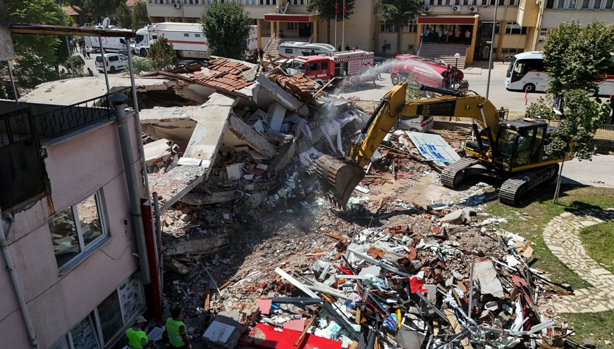 Balıkesir'de enkaz kaldırma çalışmaları