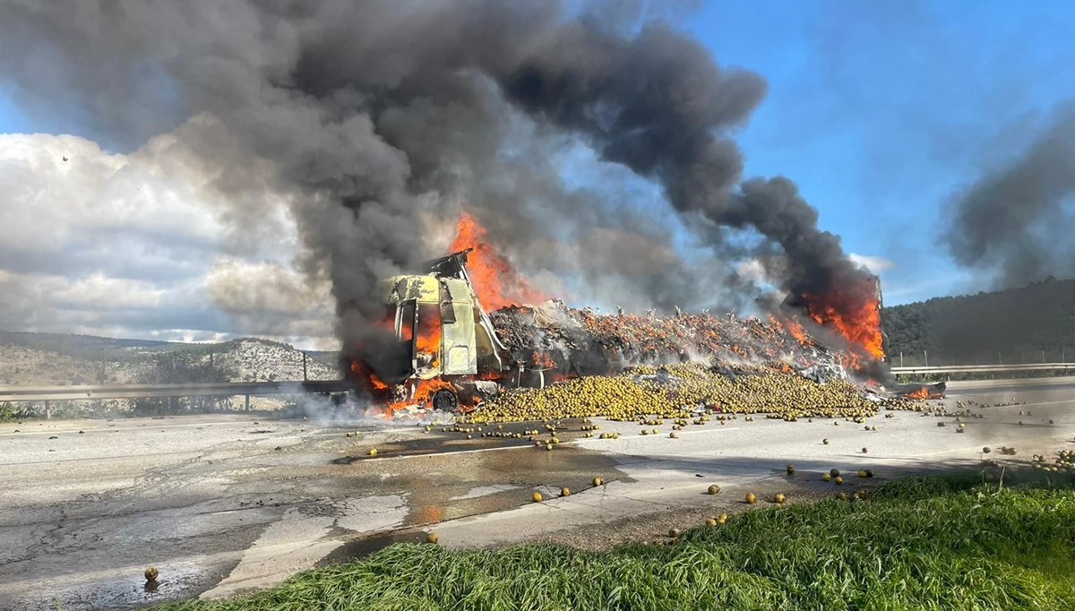 Mersin'de seyir halindeki TIR yandı Mersin'de seyir halindeki TIR yandı