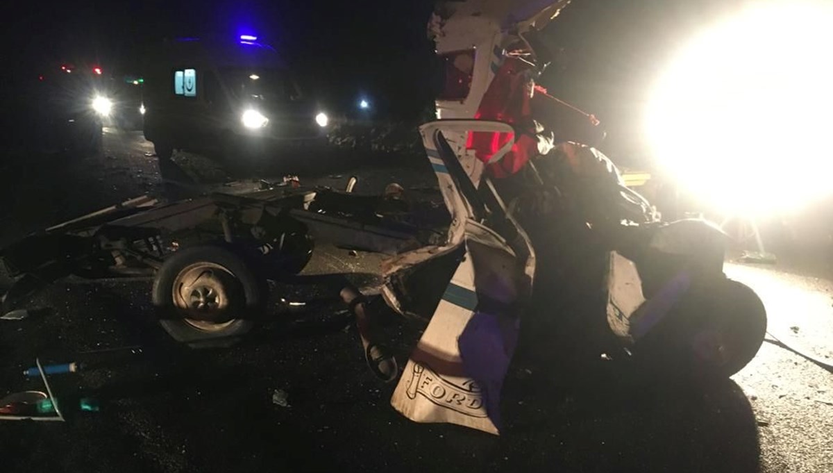 Sivas'ta yolcu otobüsü ile kamyonetin çarpıştığı kazada 2 kişi öldü, 19 kişi yaralandı